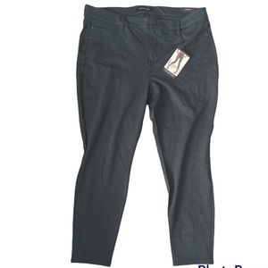 NWT Liverpool Legging